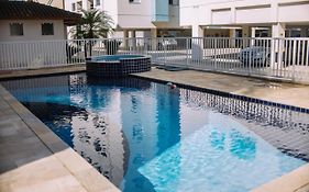 Apto no Itaguá, 2 dts, wifi, piscina e ar condicionado
